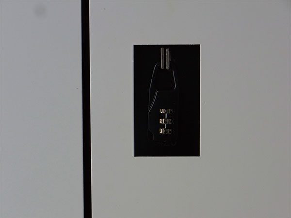 長岡造形大学第3アトリエ棟11|個人ロッカーの鍵箱ディテール