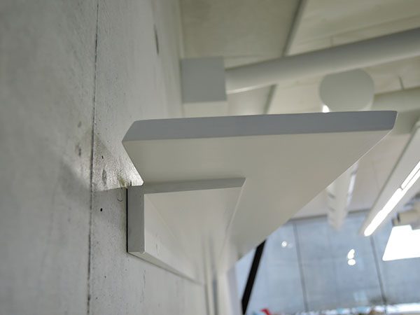 長岡造形大学第3アトリエ棟12|壁面展示レールは窓と同じモチーフ