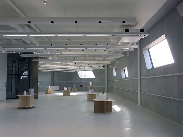 長岡造形大学第3アトリエ棟3|流動的な一体感のある空間