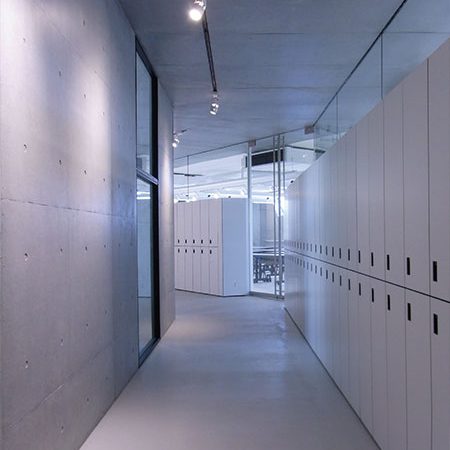 長岡造形大学第3アトリエ棟4|アトリエ内部が見え隠れ