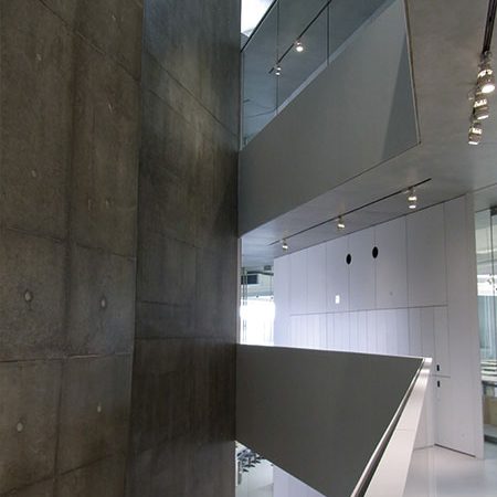 長岡造形大学第3アトリエ棟5|アトリエ内部が見え隠れ